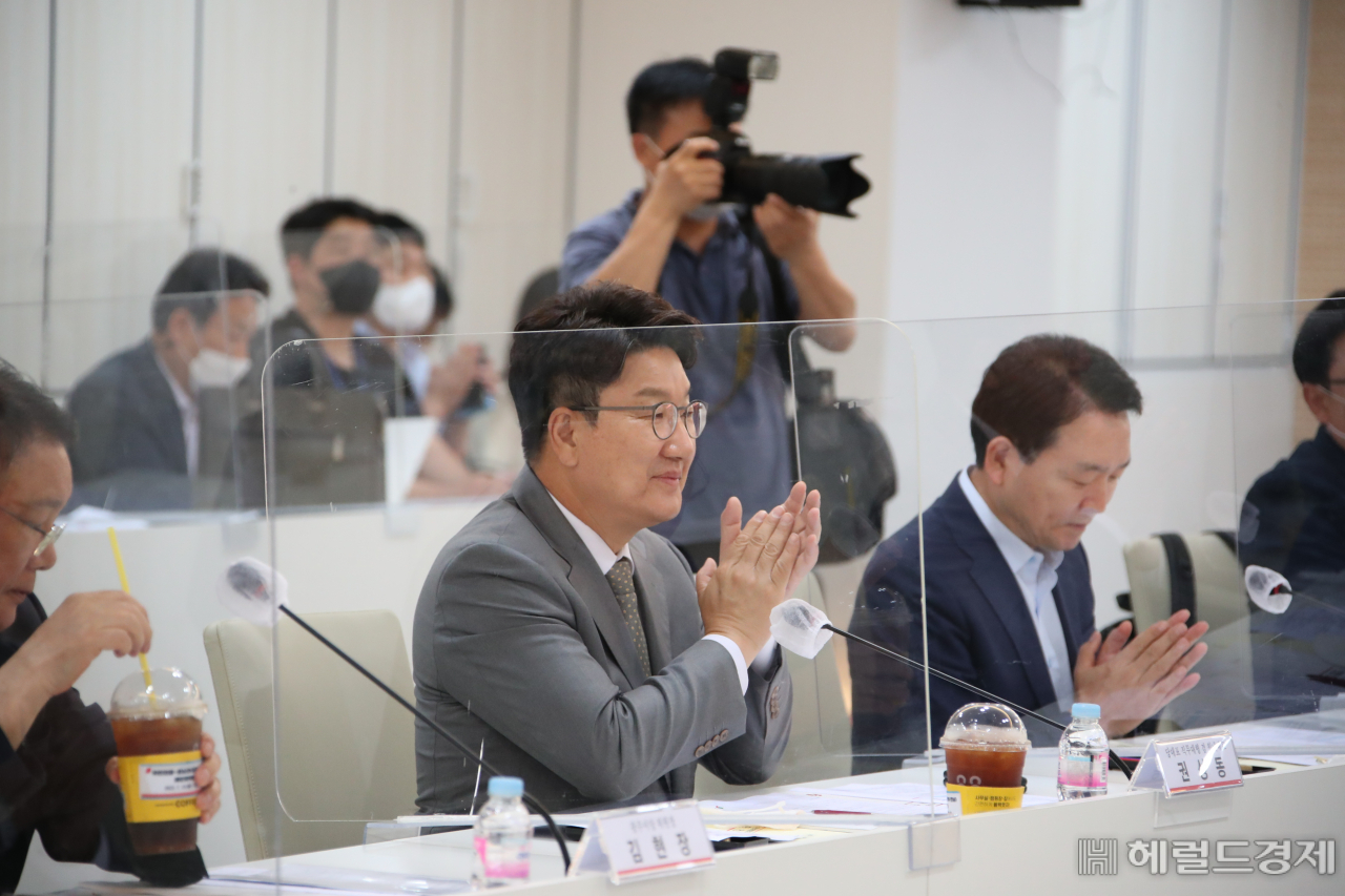 18일 오후 광주시청 중회의실에서 열린 국민의힘 호남권(광주·전남·전북) 예산정책협의회에서 권성동 당 대표 직무대행 겸 원내대표가 손뼉 치고 있다.
