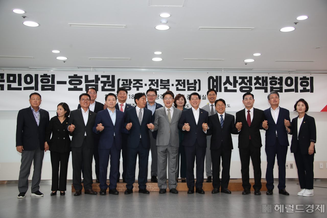 광주시와 국민의힘은 18일 오후 시청 중회의실에서 2022년 예산정책협의회를 갖고 지역현안 해결과 내년도 국비 확보에 힘을 모으기로 했다.