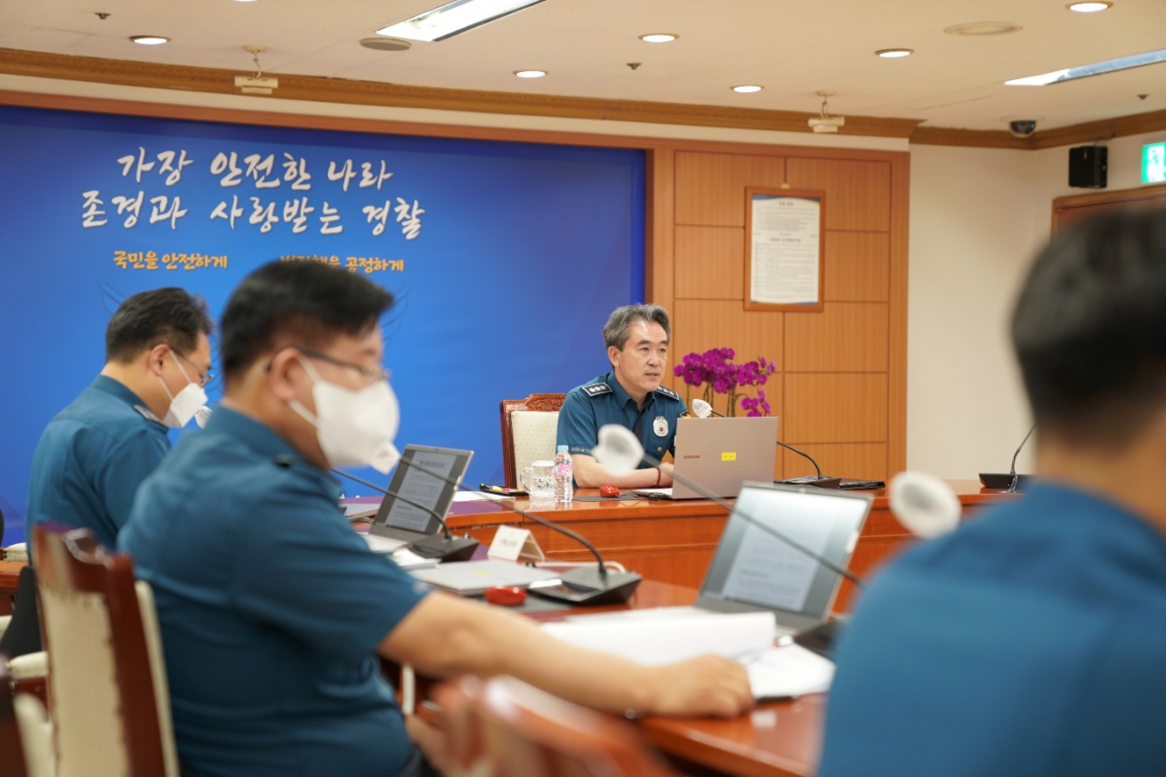 윤희근 경찰청장 후보자(경찰청 차장)가 18일 오전 서울 서대문구 미근동 경찰청에서 전국 경찰 화상회의를 소집하고 행정안전부 ‘경찰국’ 신설 등에 대한 후속 조치를 논의하고 있다. [경찰청 제공]