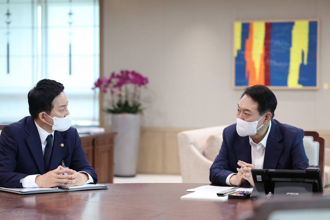 윤석열 대통령이 18일 오후 서울 용산 대통령실청사에서 원희룡 국토교통부 장관으로부터 부처 업무보고를 받고 있다. [연합]