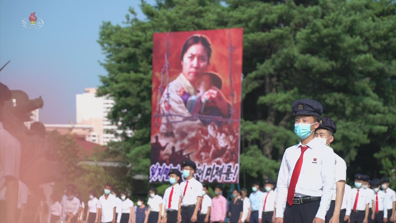 This footage, released by North Korea's state Korean Central Television on June 26, 2022, shows an anti-American rally at a garden in front of the Victorious Fatherland Liberation War Museum, held in Pyongyang the previous day, to mark the anniversary of the outbreak of the 1950-53 Korean War. The rally was the first to have taken place in five years as Pyongyang did not hold such rallies in 2018 amid a thaw in relations with the Untied States. (Yonhap)