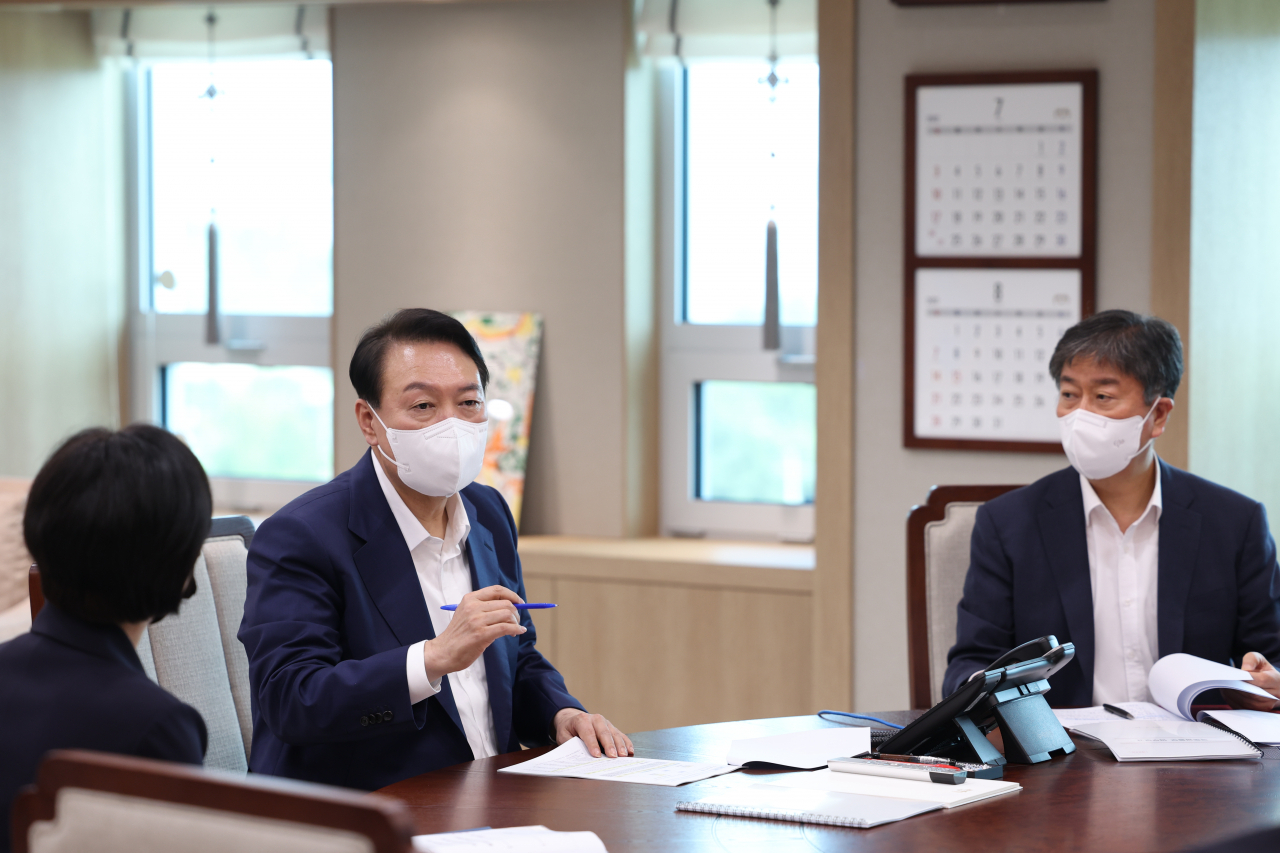 윤석열 대통령이 18일 오후 서울 용산 대통령실청사에서 한화진 환경부 장관으로부터 부처 업무보고를 받고 있다. 오른쪽은 김대기 비서실장. [연합]