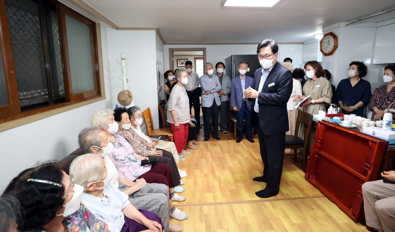 박일하 동작구청장이 15일 동작구 충신경로당을 방문해 와이파이 설치 사업을 설명하고 있다. [동작구 제공]