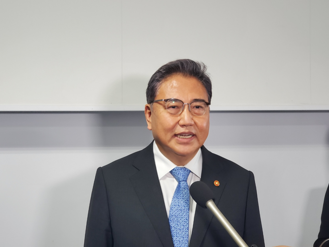 18일 도쿄에서 열리는 한일 외교장관 회담 참석차 일본을 방문한 박진 외교부 장관이 입국 직후 하네다공항에서 취재진 앞에서 발언하고 있다. [연합]