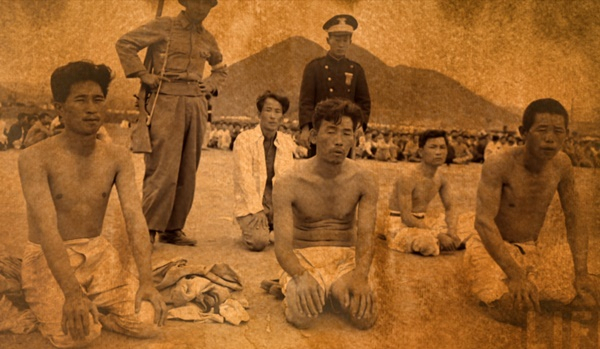 1948년 여순사건 당시 좌익세력 소탕을 명분으로 시민들이 체포되고 있다. [여수시 제공]