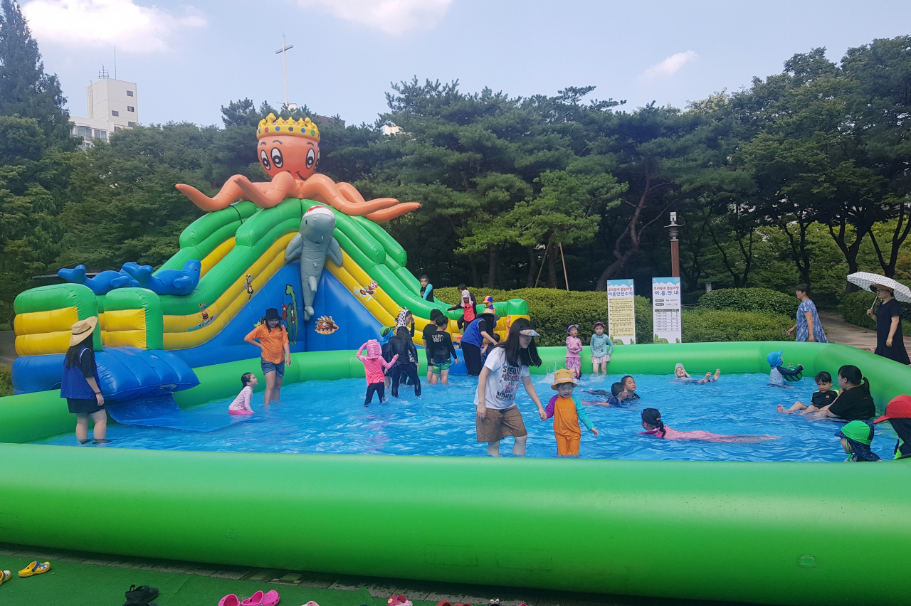 노원구 에어바운스형 동네 물놀이장에서 아이들이 놀고 있다. [노원구 제공]