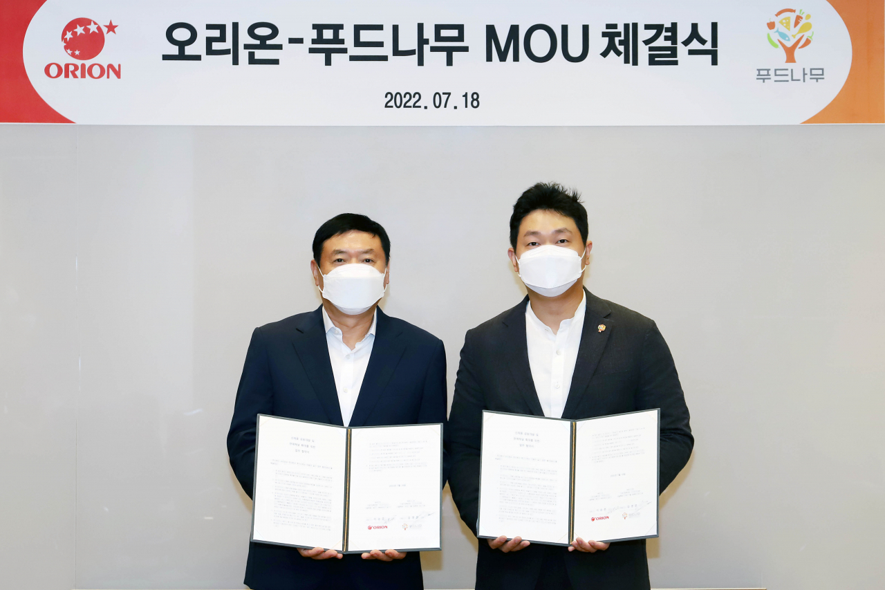 오리온은 지난 18일 서울시 용산구 본사에서 이승준 오리온 대표이사(사진 왼쪽)와 김영문 푸드나무 대표이사 등 양사의 주요 관계자들이 참석한 가운데 ‘단백질 제품 공동개발과 판매채널 확대를 위한 업무협약’을 체결했다. [오리온 제공]
