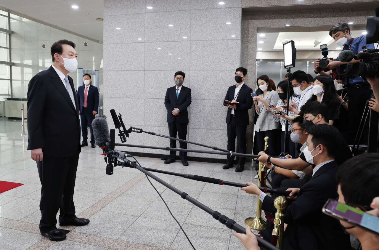윤석열 대통령이 19일 오전 서울 용산 대통령실 청사로 출근, 기자들의 질문에 답하고 있다. [연합]