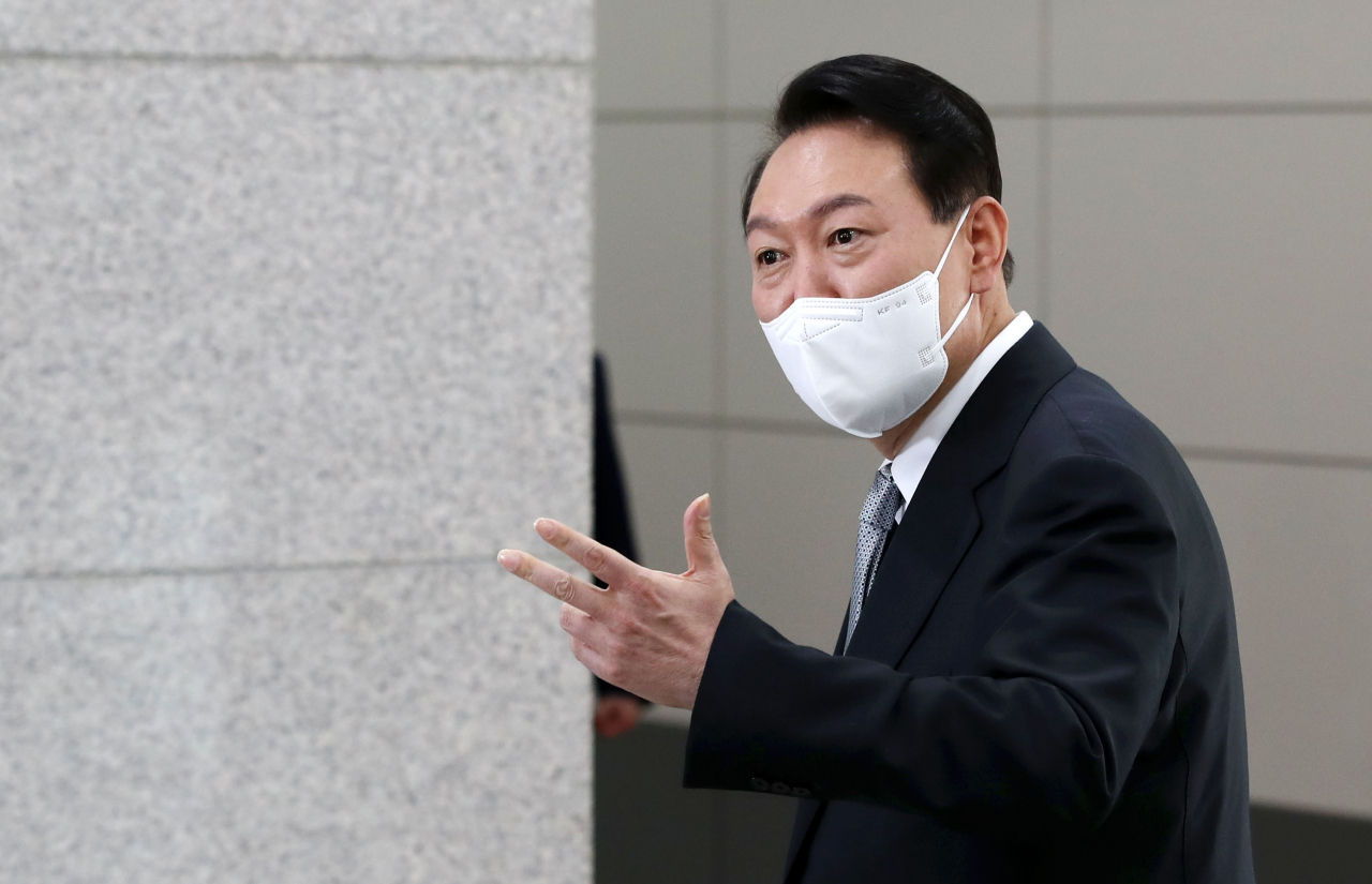 윤석열 대통령이 19일 오전 서울 용산 대통령실 청사로 출근하며 취재진의 질문에 답하고 있다. [연합]