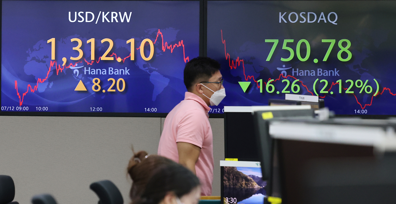 경상과 금융, 두개의 축에서 모두 흑자폭이 급감했다. 수출이 흔들리고, 외인 자본 유출도 예사롭지 않은 셈이다. 무역수지는 계속 적자를 나타내고 있고, 당분간 이같은 현상이 이어질 가능성이 크다. 게다가 한·미 금리역전도 예정돼 있다. 외환 유출 우려가 제기된다. 사진은 12일 서울 중구 하나은행 본점 딜링룸. [연합]