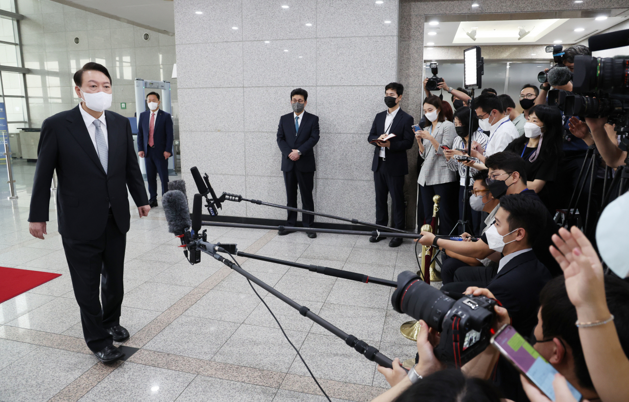 윤석열 대통령이 19일 오전 서울 용산 대통령실 청사로 출근, 기자들의 질문에 답하고 있다. [연합]
