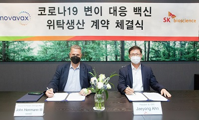 SK바이오사이언스 안재용 사장(오른쪽)과 노바백스 존 헤르만 법무총괄이 CMO 계약을 체결하고 있다. [회사 제공]