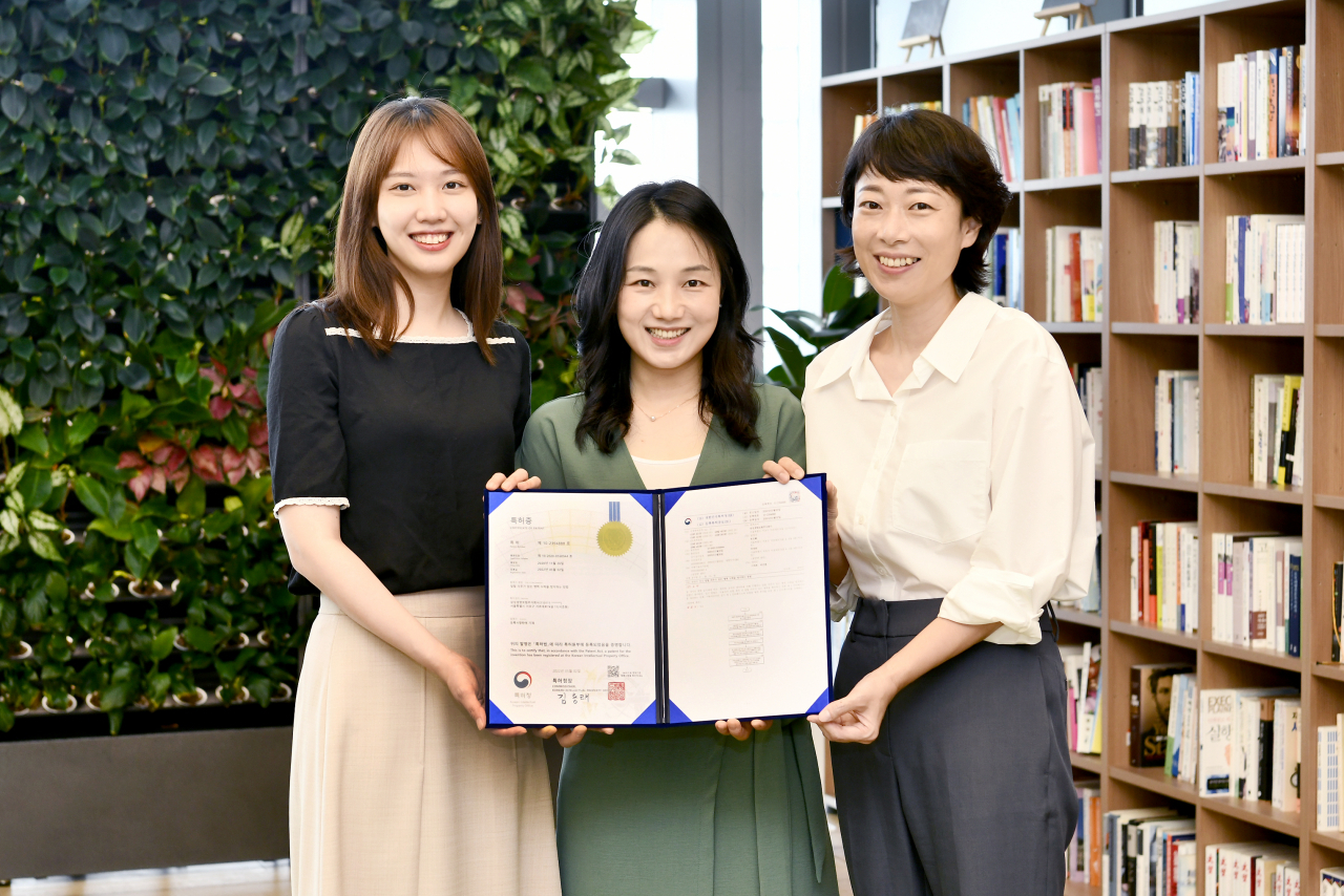 삼성생명의 ‘계약 전 알릴 의무 자동화’ 특허발명인 장유휘프로, 설금주프로, 정성혜프로(왼쪽부터)가 특허증을 들고 있다.