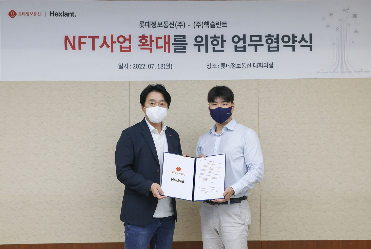이원종 롯데정보통신 스마트리테일부문장(왼쪽)과 노진우 헥슬란트 대표가 업무협약 체결 후 기념사진을 촬영하고 있다. [롯데정보통신 제공]