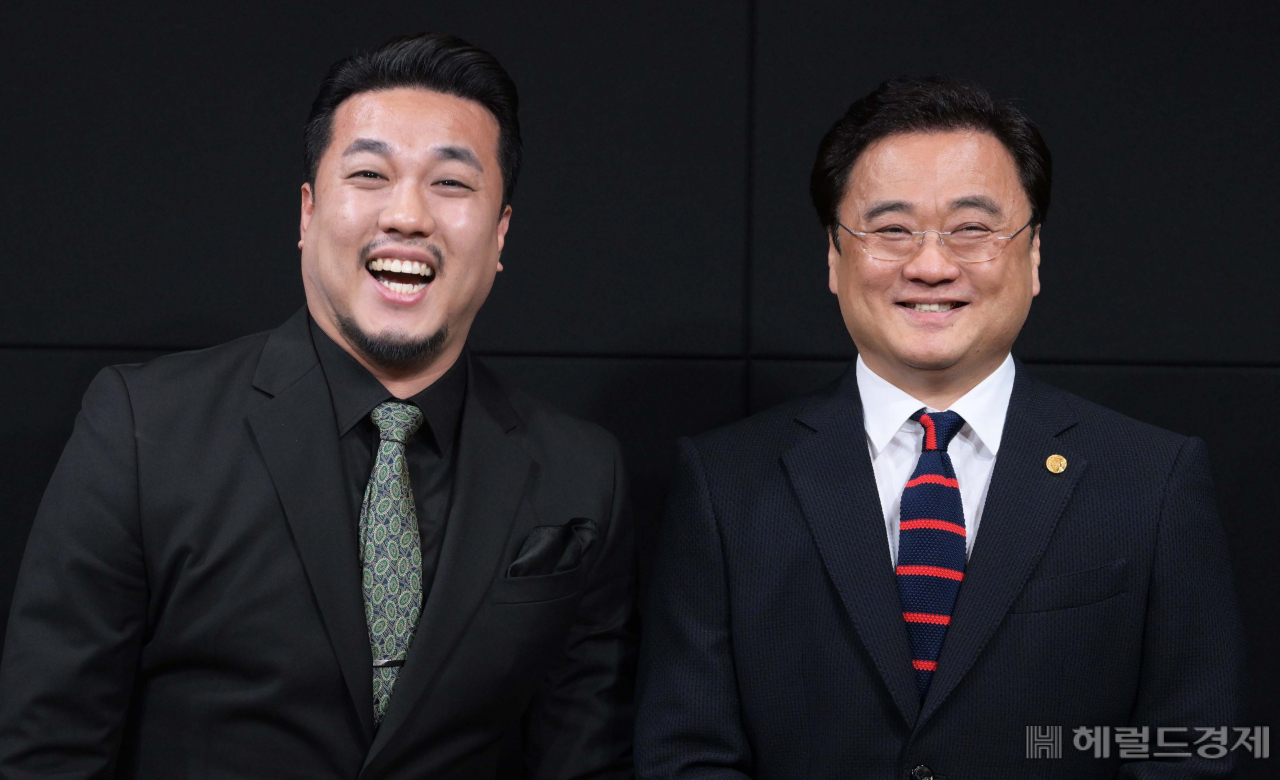 국립합창단 윤의중 단장(오른쪽), 워너뮤직 코리아 이사인 바리콘 정경(왼쪽). 이상섭 기자