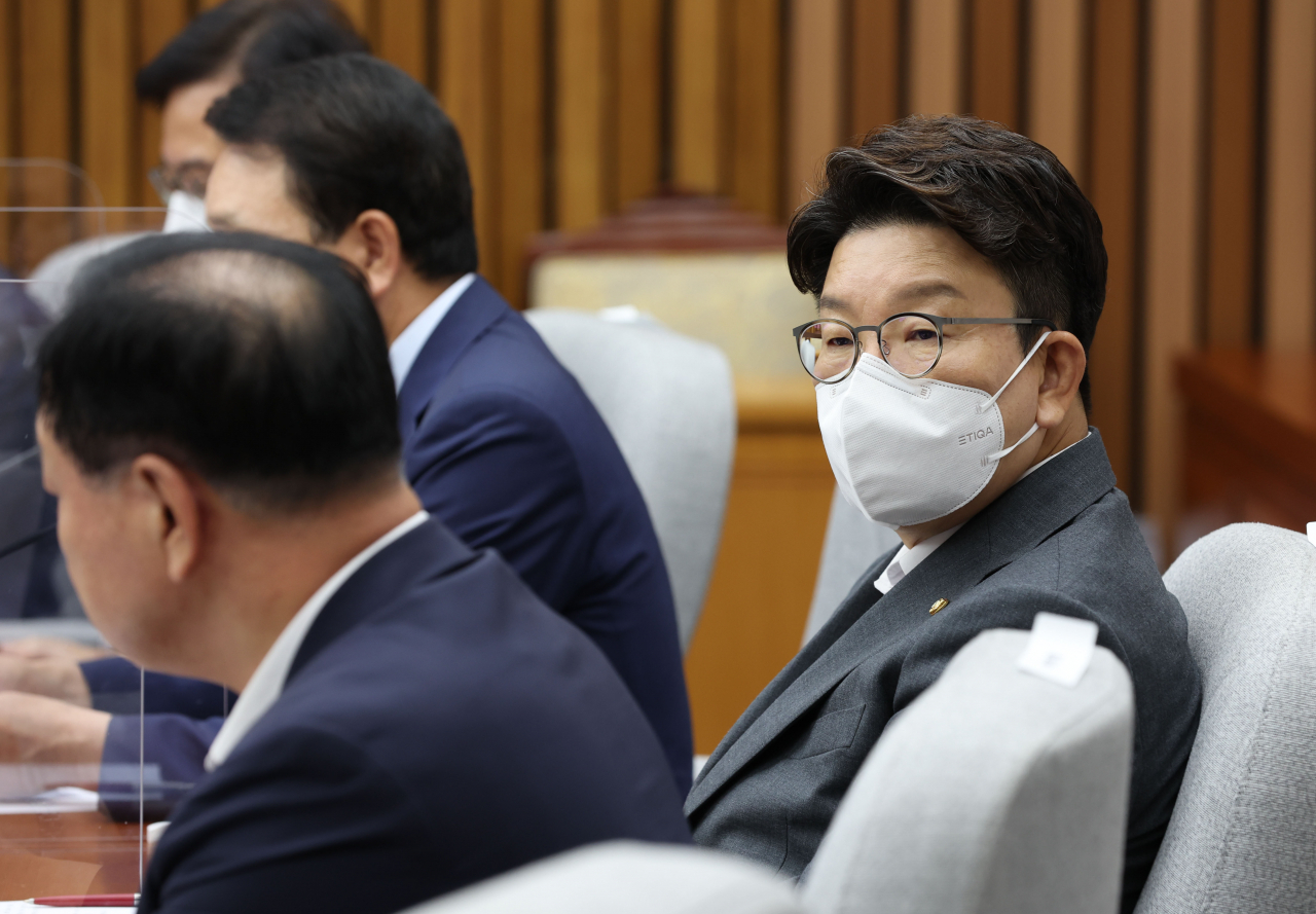 권성동 국민의힘 당대표 직무대행 겸 원내대표가 19일 오전 서울 여의도 국회에서 열린 원내대책회의에 참석해 자리에 앉아 있다. [연합]