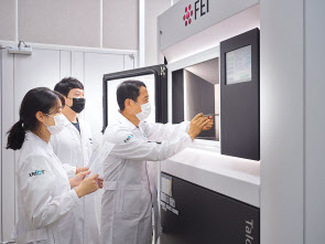 화학연 연구진이 첨단화학소재의 미세 나노구조 관찰을 위한 투과전자현미경 분석을 수행하고 있다. [한국화학연구원 제공]