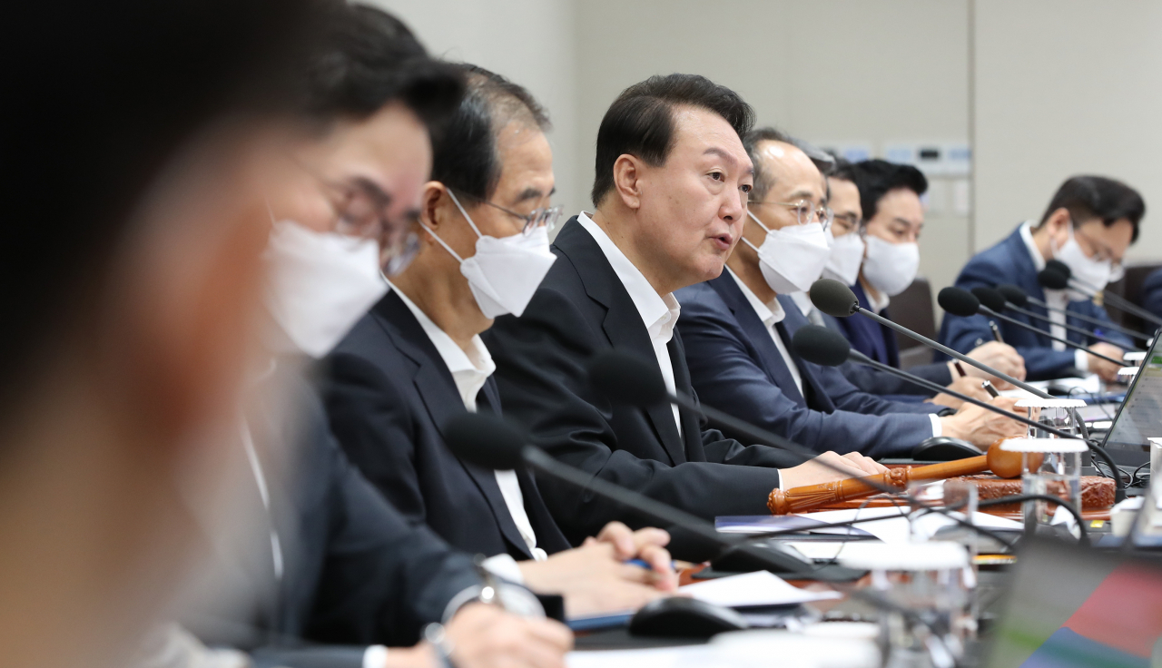 President Yoon Suk-yeol (C) presides over a Cabinet meeting at the Yongsan Presidential Office in Seoul on Tuesday. (Yonhap)