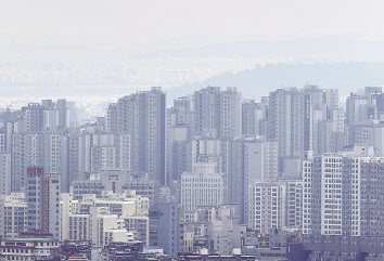 서울 남산에서 바라본 아파트 단지들. [연합]