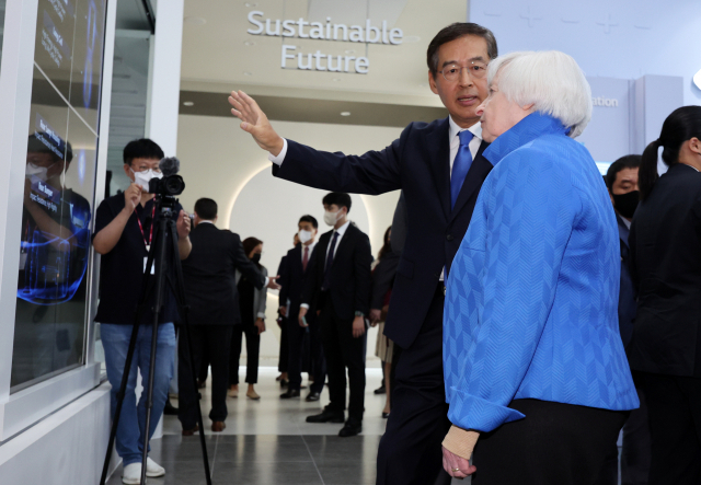 재닛 옐런(오른쪽) 미 재무장관이 19일 오전 서울 강서구 마곡동 LG사이언스파크를 방문해 지속가능한갤러리에서 신학철 LG화학 부회장으로부터 전기차 배터리 소재에 대한 설명을 듣고 있다 [연합]