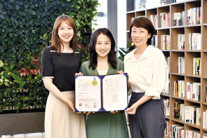 삼성생명의 ‘계약 전 알릴 의무 자동화’ 특허발명인 장유휘(오른쪽 부터)프로, 설금주프로, 정성혜프로가 특허증을 들고 있다.