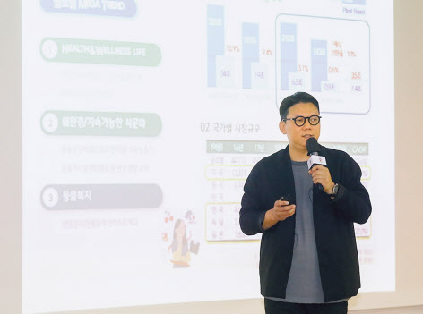 지난 18일 서울 중구 CJ인재원에서 열린 식물성 식품(Plant-based) 사업 기자간담회에서 전현학 식품전략기획 Plant-based팀 부장이 발표하고 있다. [CJ제일제당 제공]