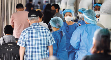 19일 오전 서울 동대문보건소에 마련된 선별진료소에서 시민이 코로나 검사 순서를 기다리고 있다. 최근 신규 코로나19 확진자 수의 더블링 현상이 지속되면서 방역 당국의 고민은 점차 커지고 있다. 더블링 현상이 계속되면서 다음달에는 20만~50만명대의 확진자가 발생할 수 있다는 우려가 짙어지며 우리 경제에도 또다시 ‘코로나 먹구름’이 몰려오지 않을까 걱정되는 분위기다. 박해묵 기자