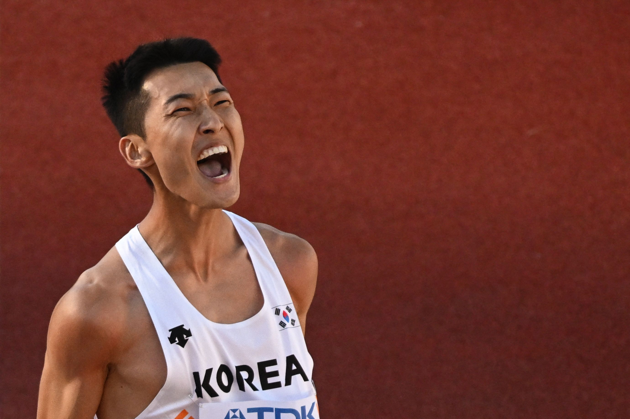우상혁이 경기중 포효하고 있다./AFP