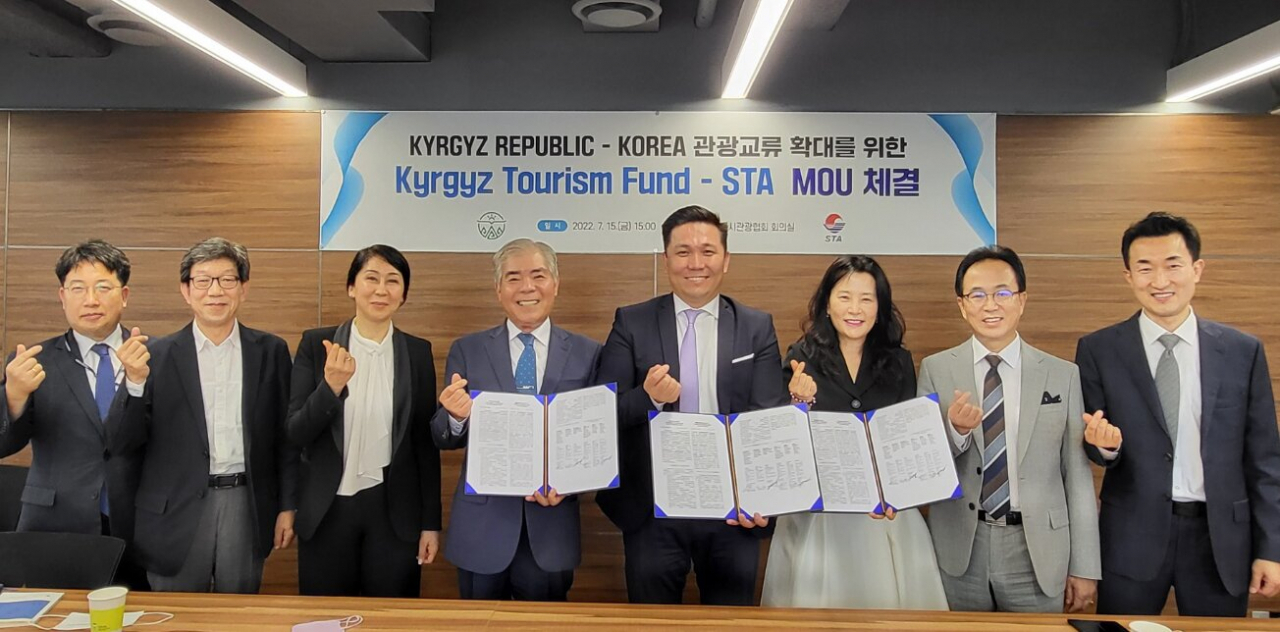 키르기즈공화국-서울관광협회-미국연합상업협회 간 협약식. 왼쪽부터 서울특별시관광협회 박형일 사무처장, 박정록 상근부회장, 주한키르기즈공화국 이스마일로바 아이다 대사, 서울특별시관광협회 양무승 회장, 키르기즈공화국 관광개발지원기금 카이랏 이시배브 전무이사, 미국연합상업협회 한국지부 양려진 사무총장, 박찬윤 총재, 서울특별시관광협회 신희준 전문위원
