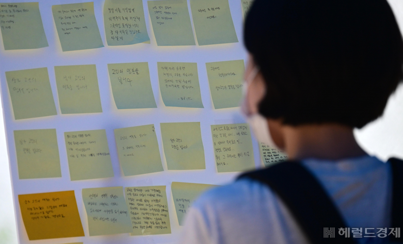 성폭행 이후 추락으로 숨진 피해 학생을 추모하기 위해 인천시 인하대 교내에 마련된 추모공간에서 한 추모객이 고인의 명복을 빌고 있다. [사진=박해묵 기자]