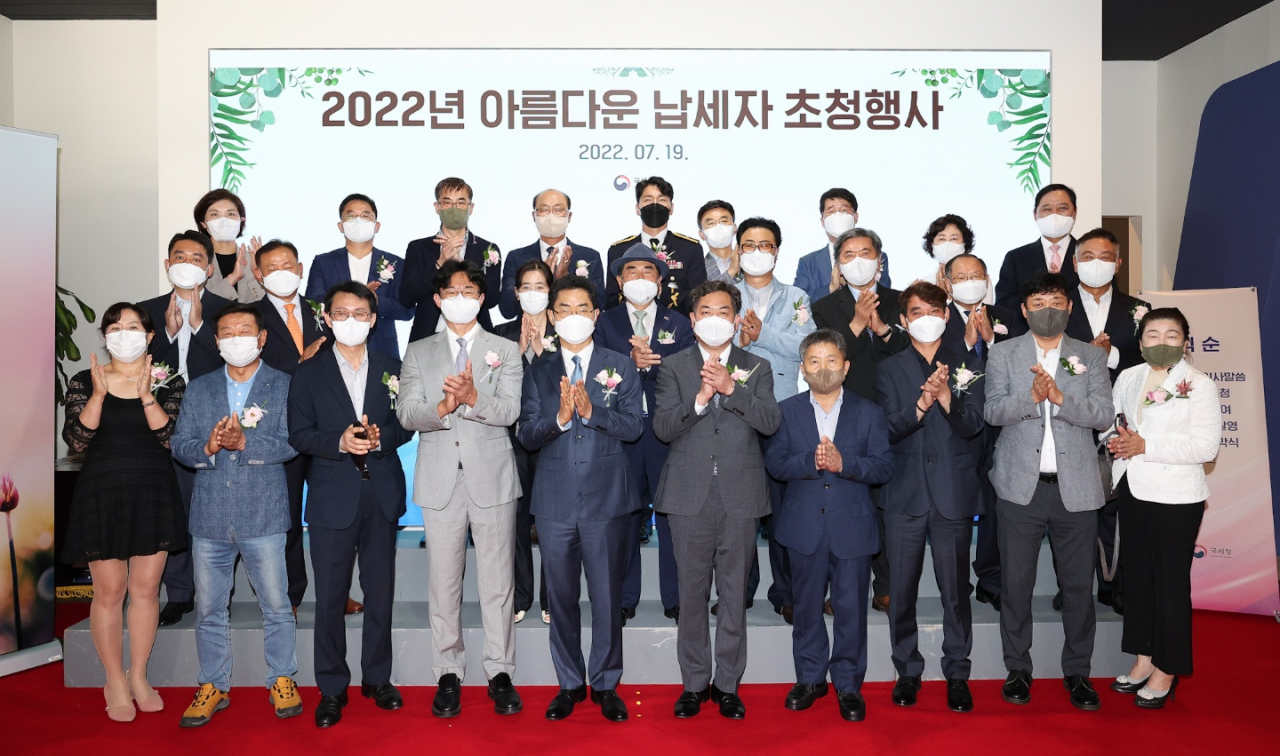 김창기(앞줄 왼쪽 다섯번째) 국세청장이 19일 정부세종청사에서 진행된 ‘2022년 아름다운 납세자상’ 초청행사에서 참석자들과 기념촬영을 하고 있다.[국세청 제공]
