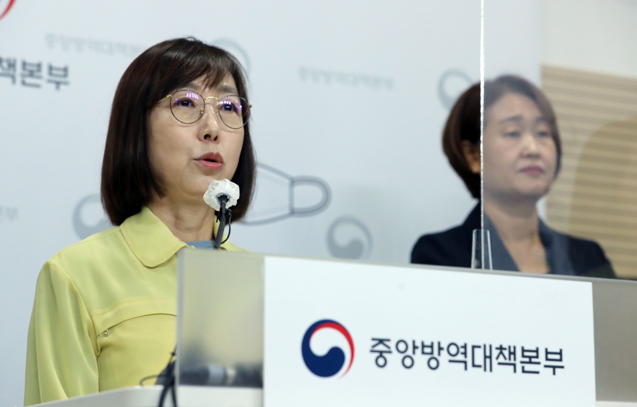 백경란 질병관리청장이 충북 오송 질병관리청 브리핑실에서 신종 코로나바이러스 감염증(코로나19) 예방접종 피해보상 관련 정례브리핑을 하고 있다. 연합뉴스