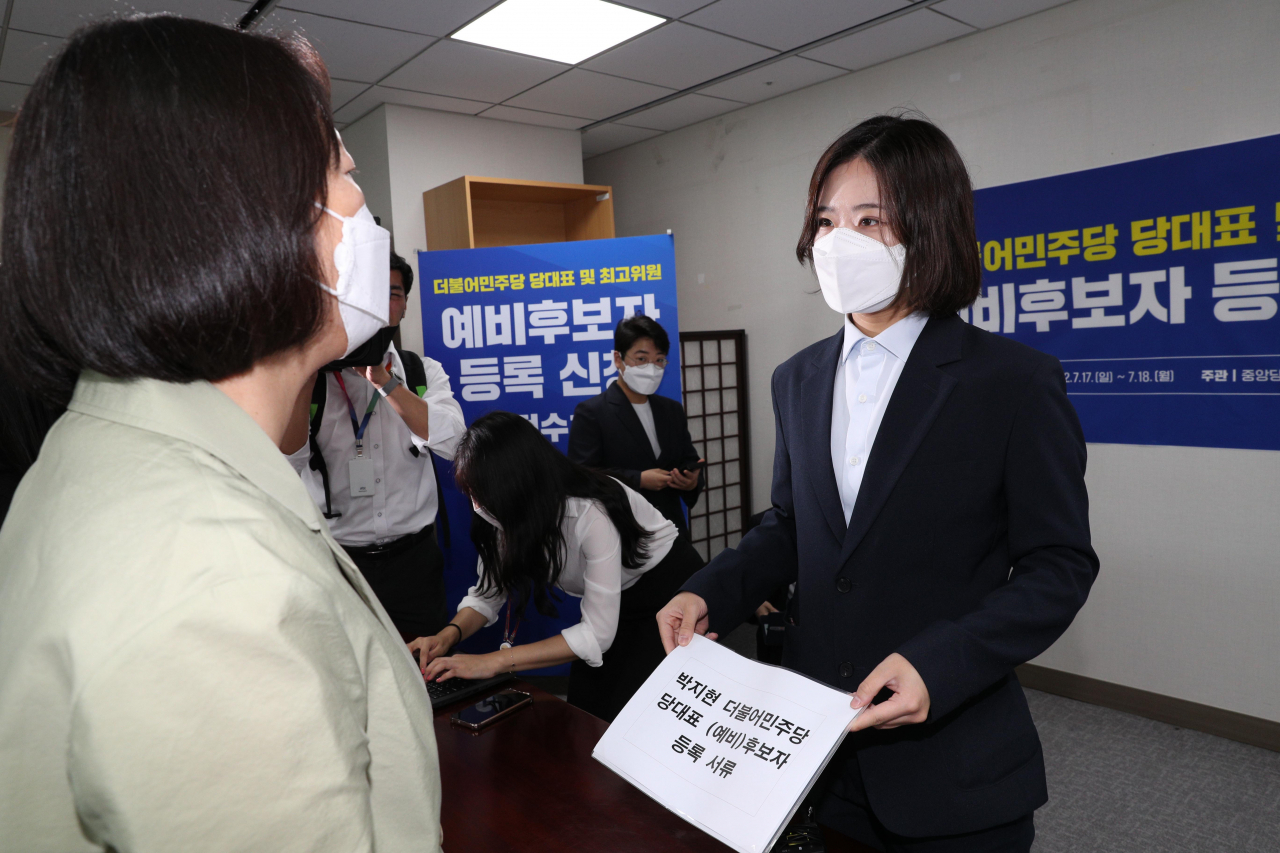 박지현 더불어민주당 전 공동비상대책위원장이 18일 오전 국회 의원회관에 마련된 민주당 중앙당 선관위 접수처에 당 대표 예비 경선 후보자 등록을 위해 서류를 관계자에게 내밀고 있다. [연합]