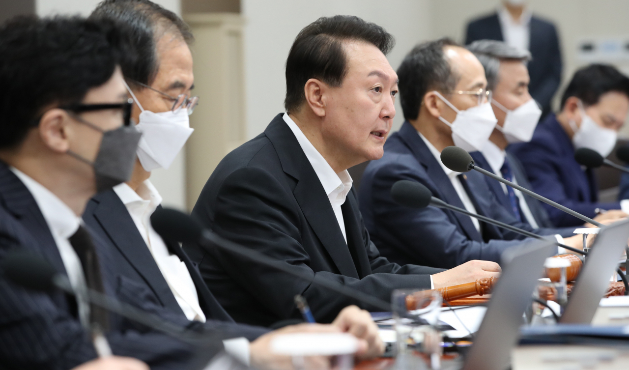 윤석열 대통령이 19일 오전 서울 용산 대통령실 청사에서 열린 국무회의에서 발언을 하고 있다. [연합]