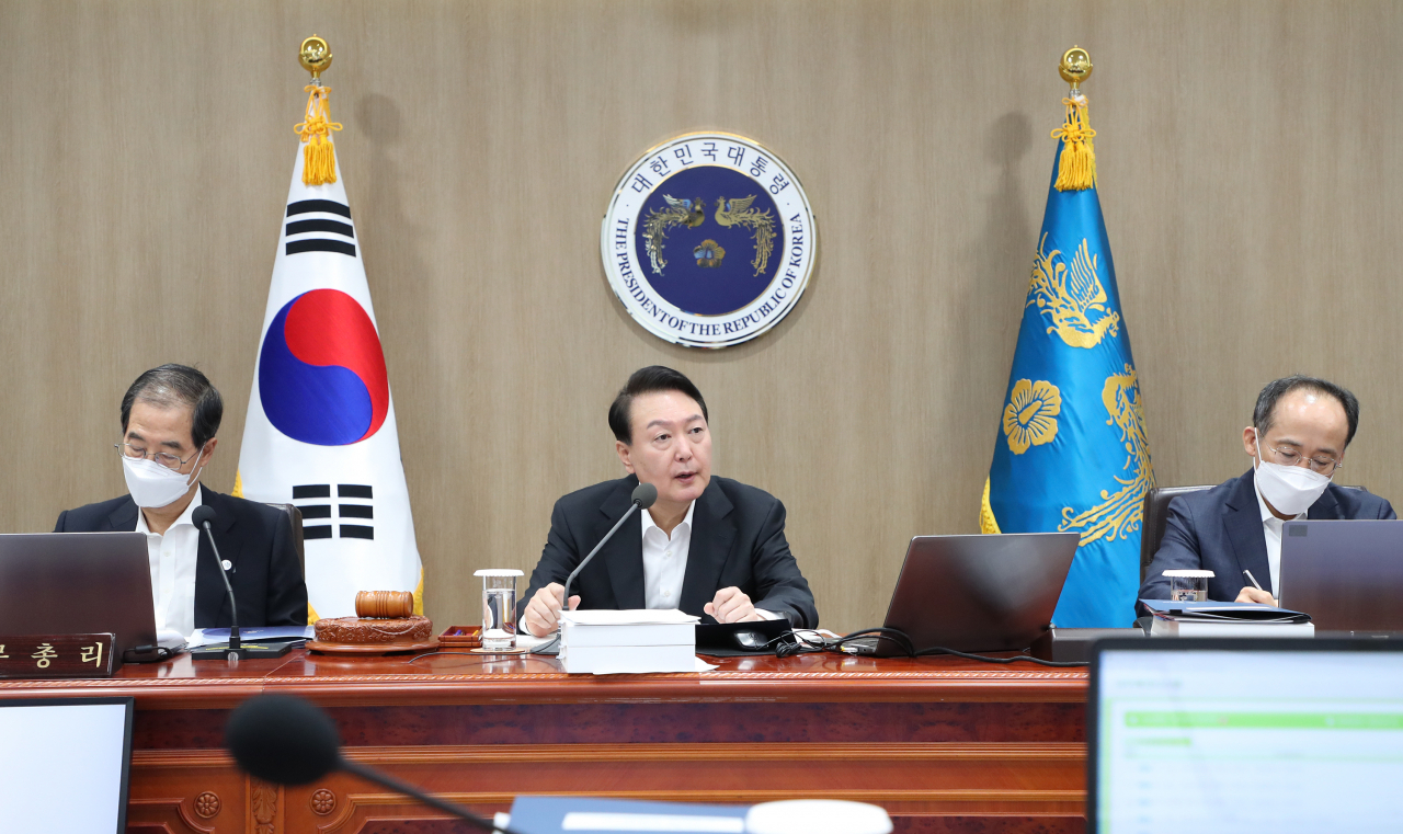 윤석열 대통령이 19일 오전 서울 용산 대통령실 청사에서 열린 국무회의를 주재하고 있다. [연합]