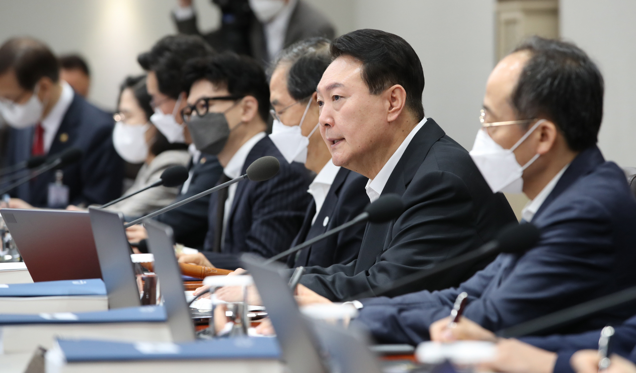 윤석열 대통령이 19일 오전 서울 용산 대통령실 청사에서 열린 국무회의에서 발언을 하고 있다. [연합]