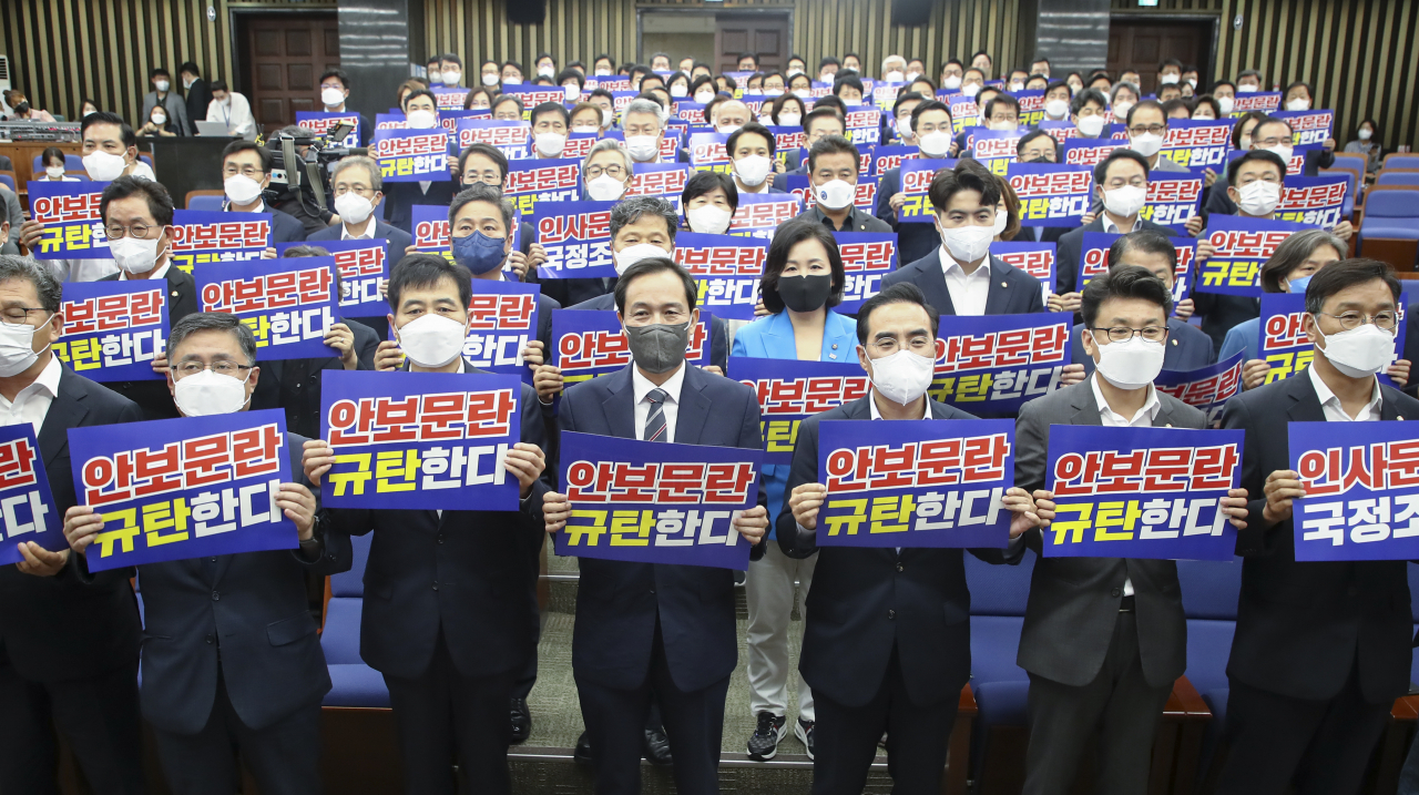 19일 오후 서울 여의도 국회에서 열린 더불어민주당 의원총회에서 우상호 비상대책위원장, 박홍근 원내대표와 의원들이 '안보문란, 인사문란' 피켓을 들고 구호를 외치고 있다. 임세준 기자