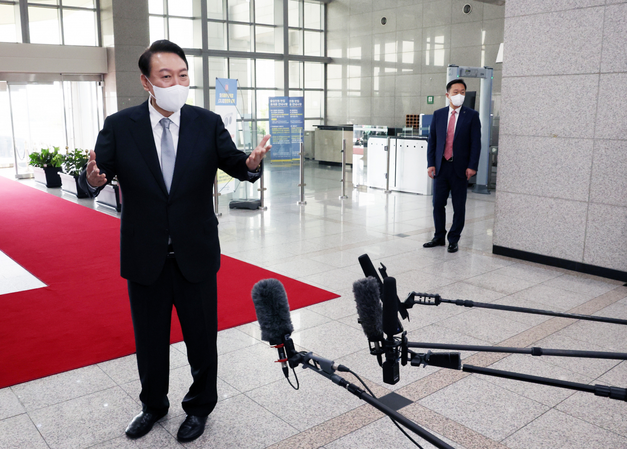 윤석열 대통령이 19일 오전 서울 용산 대통령실 청사로 출근, 기자들의 질문에 답하고 있다. [연합]