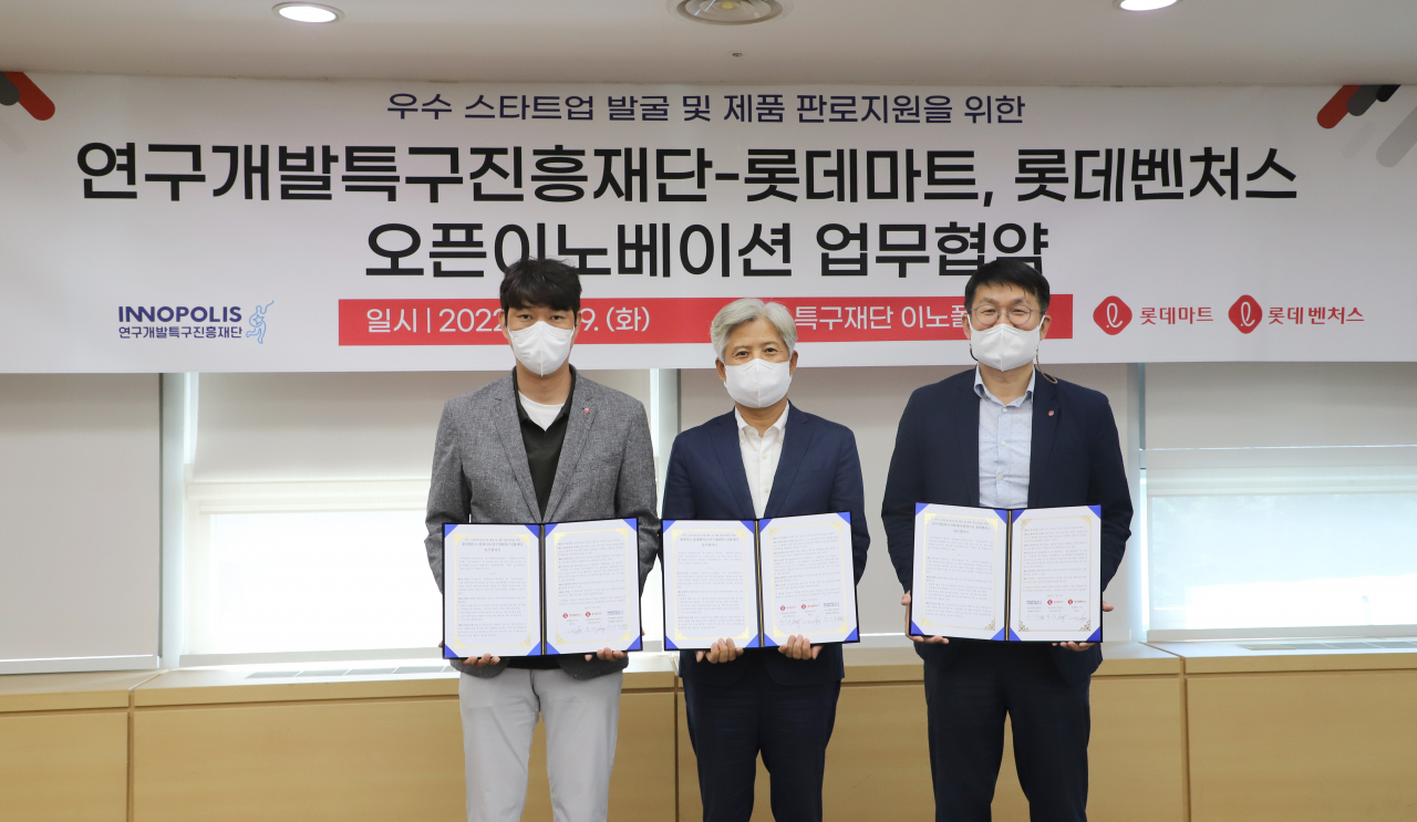 홍순규(가운데) 과학벨트지원본부장과 최성윤(오른쪽) 롯데마트 최성윤 준법지원부문장, 이계준(왼쪽) 롯데벤처스센터장이 업무협약 체결 후, 기념촬영을 하고 있다.[연구개발특구진흥재단 제공]