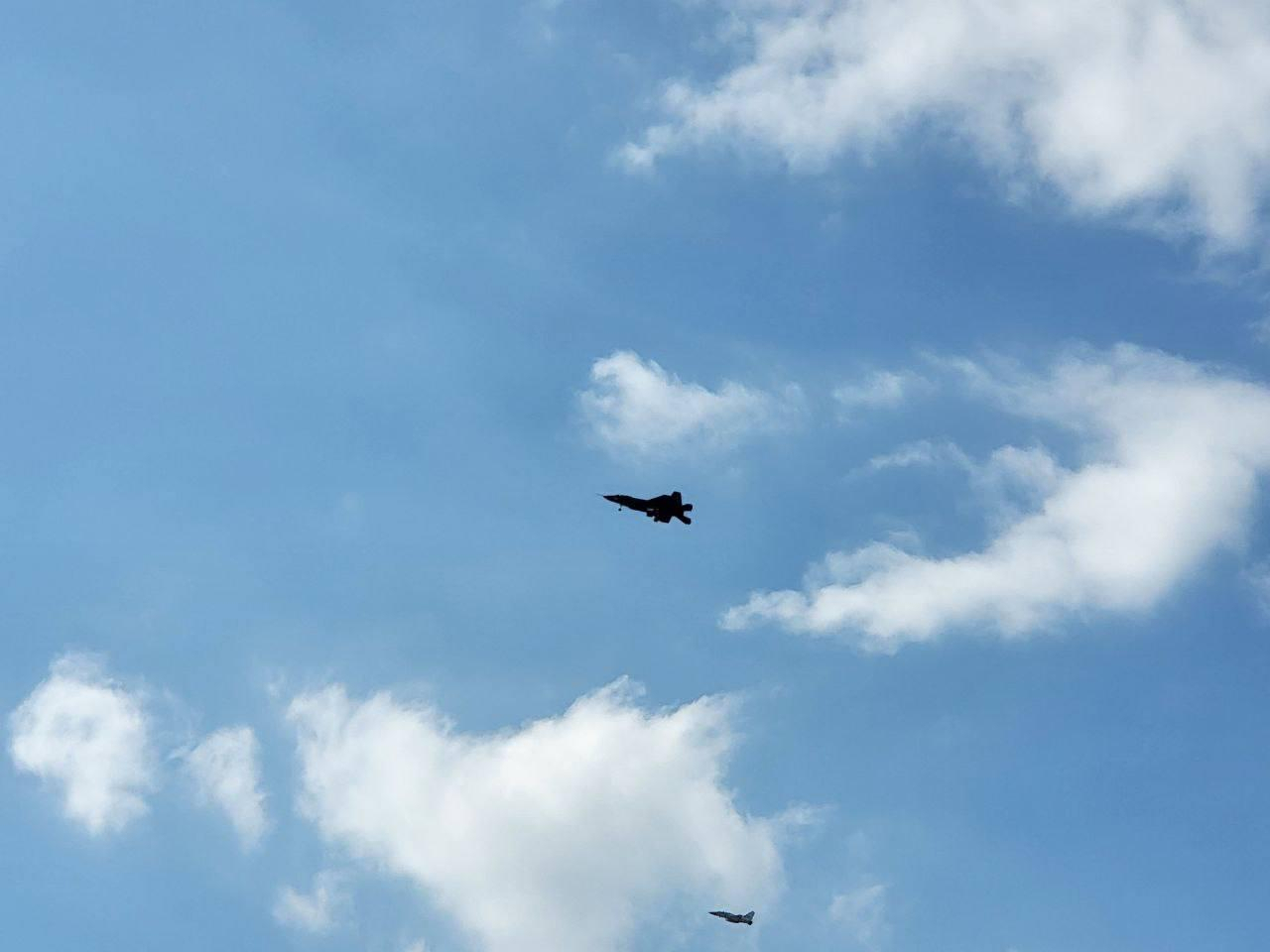 한국형전투기 KF-21 보라매가 19일 오후 3시40분께 최초비행을 위해 경남 사천의 개발업체 한국항공우주산업(KAI) 본사 인근의 공군 제3훈련비행단 활주로에서 이륙했다. 사진 아래는 안전추적비행에 나선 경공격기 FA-50. [연합]