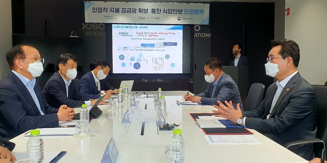 정황근(오른쪽 첫번째) 농림축산식품부 장관이 19일 서울 포스코 인터내셔널 서울사무소를 찾아 주시보 포스코 인터내셔널 대표이사와 간담회를 하고 국내 식량안보 강화를 위한 민·관 협력방안에 대해 논의를 하고 있다. [연합]