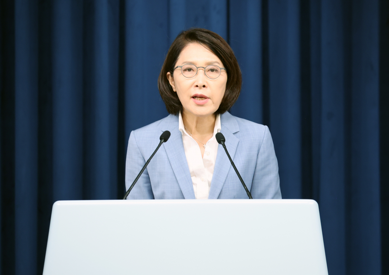 강인선 대통령실 대변인이 19일 서울 용산 대통령실 청사에서 주기환 전 국민의힘 광주시장 후보 아들 대통령실 근무와 관련해 설명하고 있다. [연합]