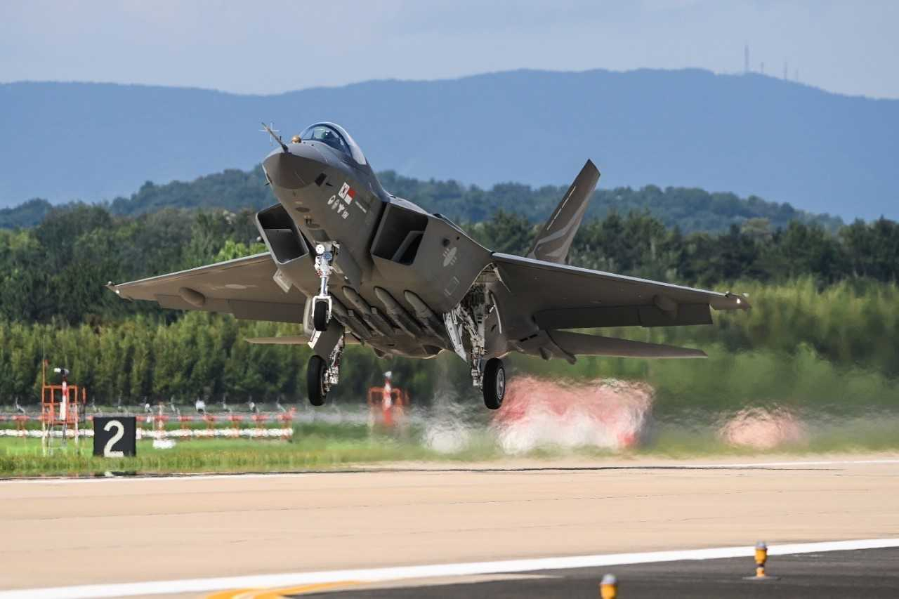 한국형전투기 KF-21 보라매가 19일 오후 4시 13분 역사적인 최초비행에 성공했다. KF-21은 이날 오후 3시40분 경남 사천 공군 제3훈련비행단 활주로에서 이륙해 33분 간 대한민국 영공을 비행한 뒤 4시 13분 무사히 착륙했다. [방위사업청 제공]
