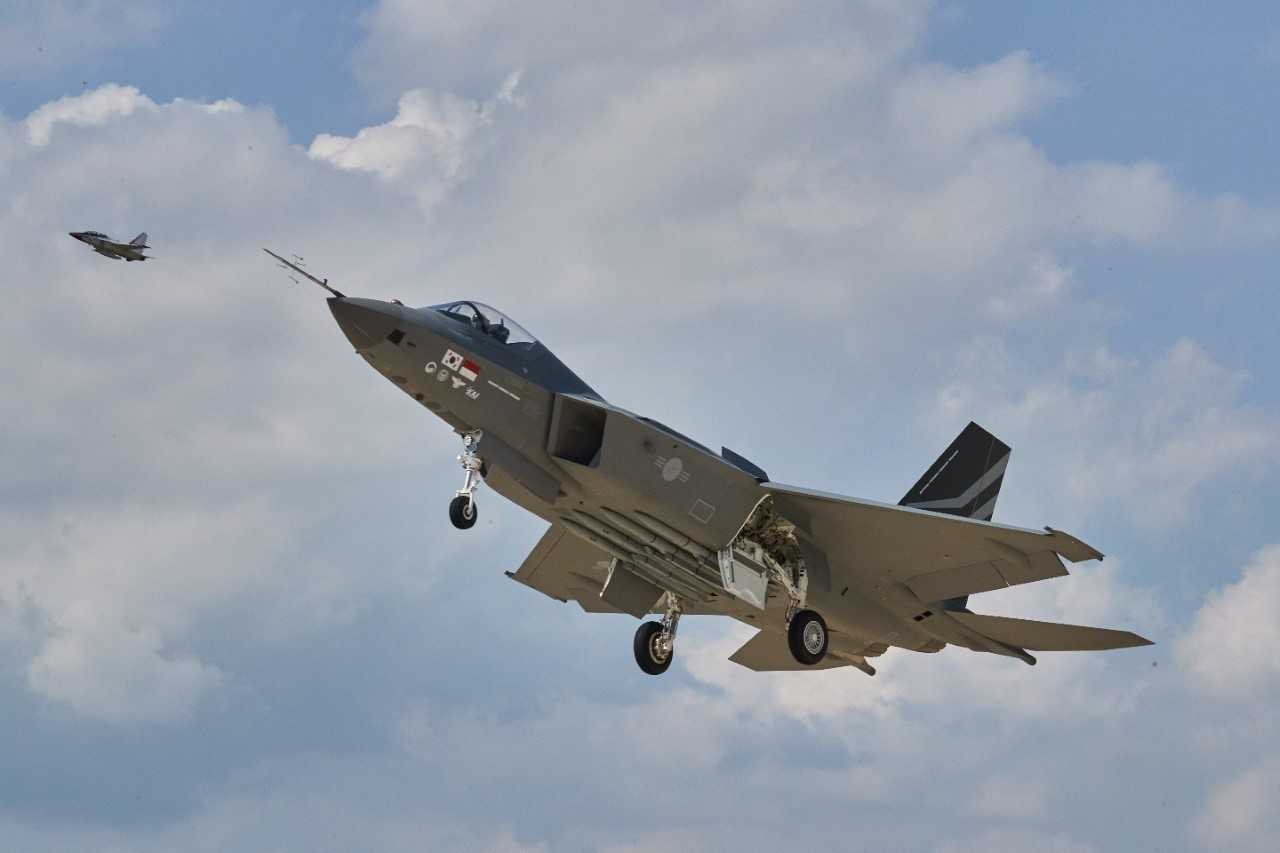 한국형전투기 KF-21 보라매가 19일 오후 4시 13분 역사적인 최초비행에 성공했다. KF-21은 이날 오후 3시40분 경남 사천 공군 제3훈련비행단 활주로에서 이륙해 33분 간 대한민국 영공을 비행한 뒤 4시 13분 무사히 착륙했다. [방위사업청 제공]