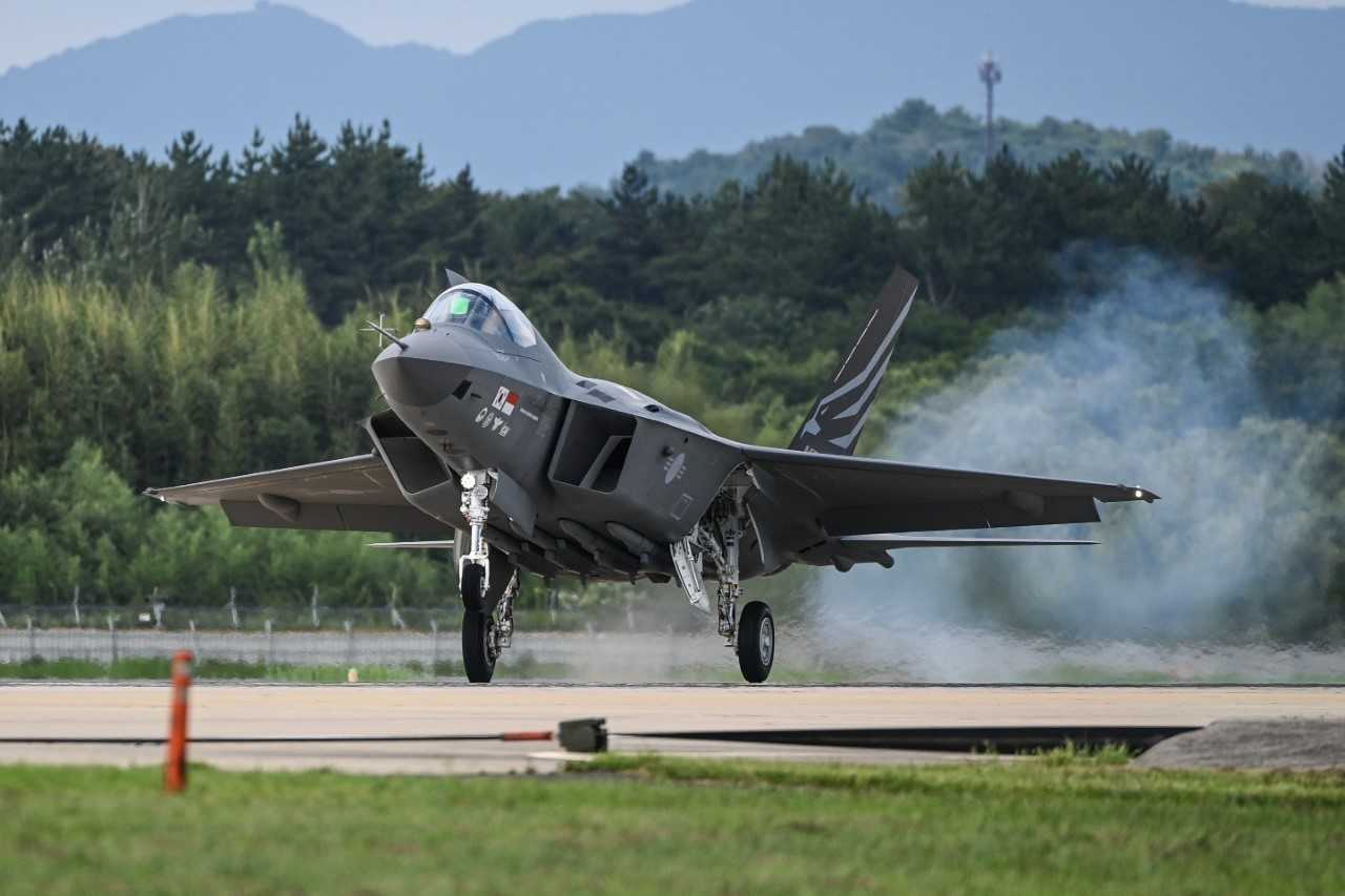 한국형전투기 KF-21 보라매가 19일 오후 4시 13분 역사적인 최초비행에 성공했다. KF-21은 이날 오후 3시40분 경남 사천 공군 제3훈련비행단 활주로에서 이륙해 33분 간 대한민국 영공을 비행한 뒤 4시 13분 무사히 착륙했다. [방위사업청 제공]
