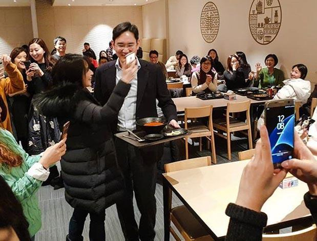 이재용 삼성전자 부회장이 수원사업장 구내식당에서 점심식사를 한 후 직원들의 사진 촬영 요청에 응하고 있다.[삼성전자 직원 인스타그램 캡처]