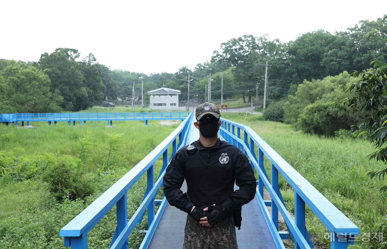 판문점 공동경비구역(JSA) 견학이 재개된 가운데 19일 경기도 파주시 판문점 도보다리 앞에서 군인이 근무를 서고 있다. 사진공동취재단