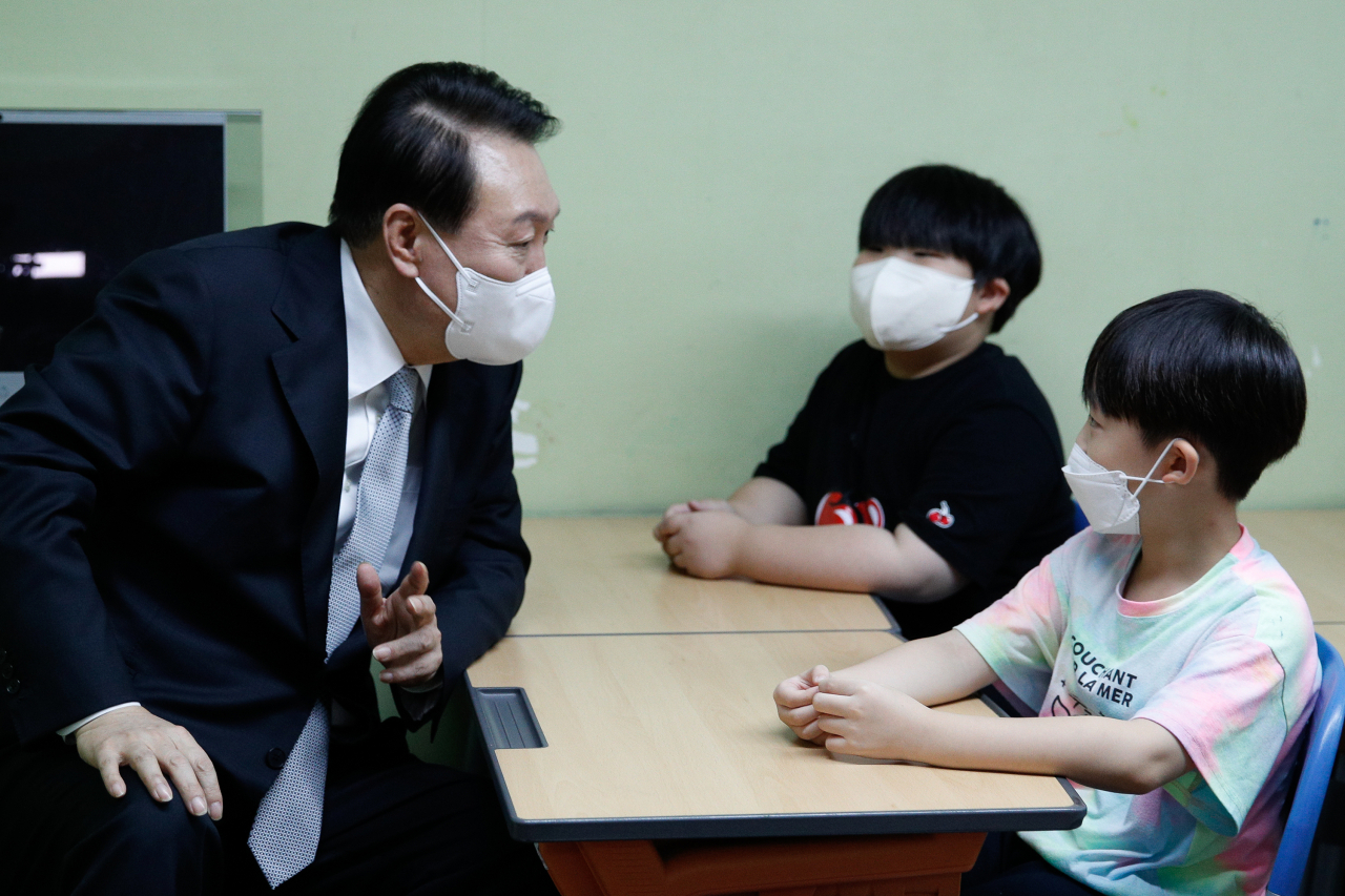윤석열 대통령이 19일 서울 종로구 참신나는학교 지역아동센터를 방문, 아동 돌봄 프로그램을 참관하고 있다. [대통령실통신사진기자단]