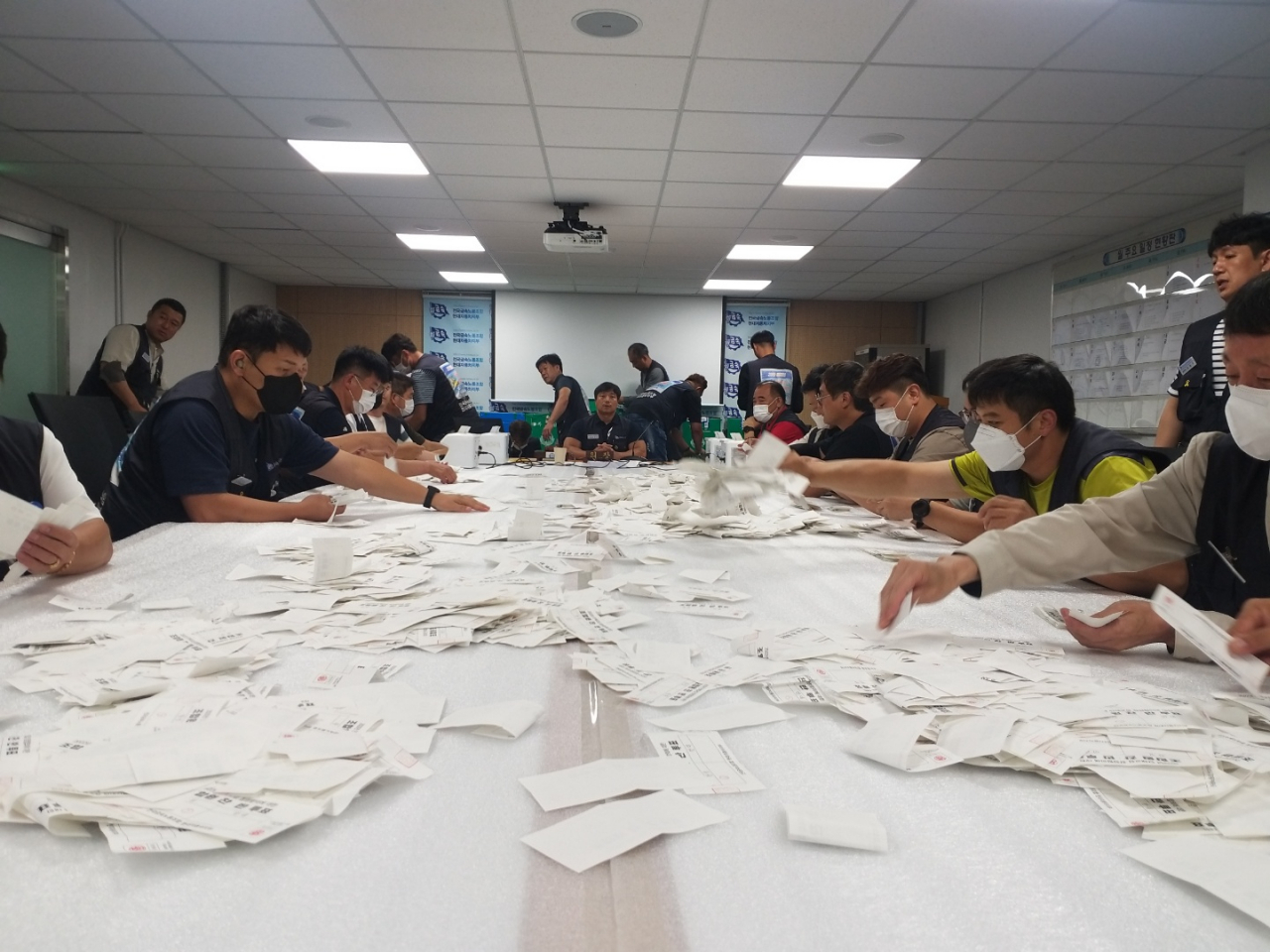 현대자동차 노조가 19일 노조 사무실에서 올해 임금협상 잠정합의안에 대한 조합원 찬반투표 개표 작업을 하고 있다. [현대차 노조 제공]