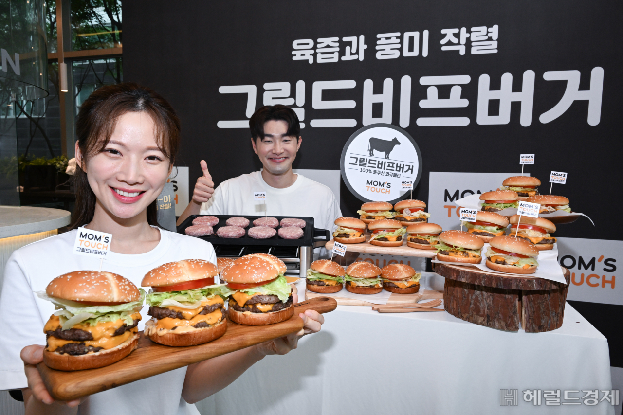 맘스터치 첫 수제 비프버거 '그릴드비프버거' 출시행사가 20일 서울 강남구 역삼동 맘스터치랩에서 열린 가운데 모델들이 제품을 선보이고 있다. 임세준 기자